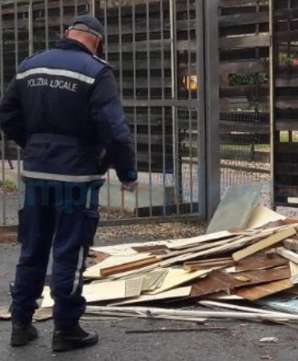 Diano San Pietro: abbandono di rifiuti ingombranti vicino ad una scuola, 38enne denunciato dalla Municipale (Foto) Diano San Pietro: abbandono di rifiuti ingombranti vicino ad una scuola, 38enne denunciato dalla Municipale (Foto)
