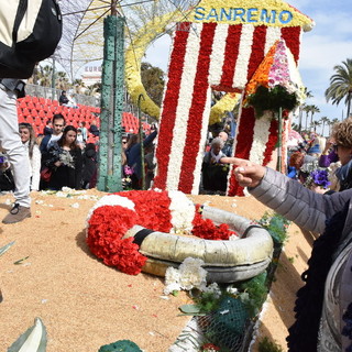 Sanremo: anche quest'anno si è ripetuto l'assalto ai carri per portare a casa i fiori (Foto)