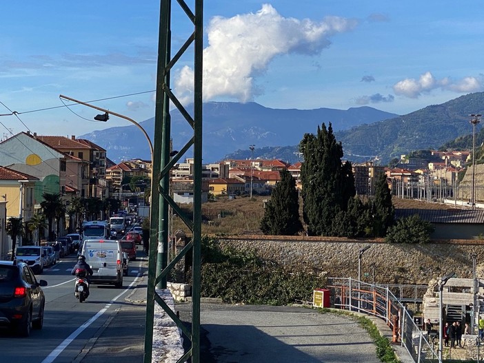 L'area delle FS parallela a corso Genova dove potrebbe essere progettata la pista ciclabile