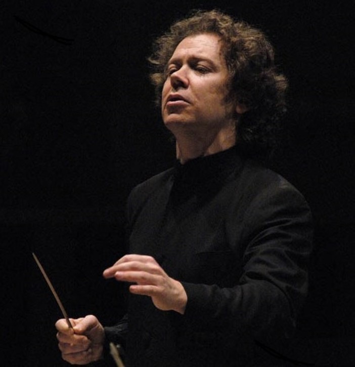 Il M° Alfredo Sorichetti dirige l'Orchestra Sinfonica di Sanremo al Teatro dell'Opera del Casinò