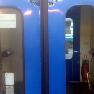 Tre atti di vandalismo stamane sui treni regionali: vetri dei finestrini e delle porte di accesso distrutti (Foto) Tre atti di vandalismo stamane sui treni regionali: vetri dei finestrini e delle porte di accesso distrutti (Foto)