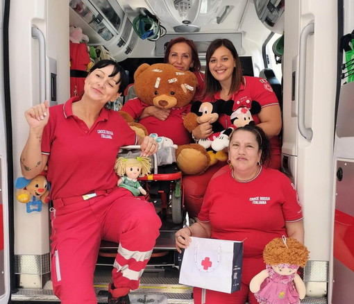 Sanremo: questa mattina l'ambulanza dei pupazzi della Croce Rossa in visita alla scuola Mater (Foto)