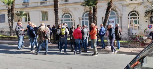 Sanremo: assemblea 'di strada' al Casinò, i dipendenti dei tavoli verdi confermano &quot;Sciopero a oltranza&quot; (Foto)