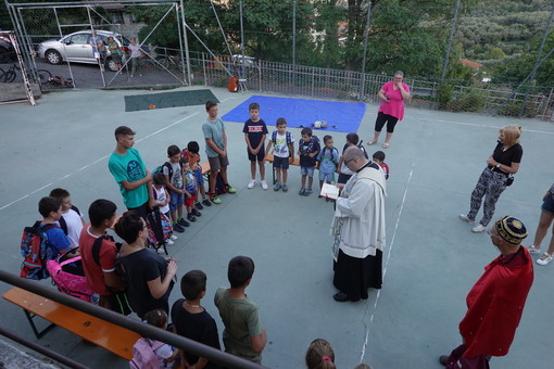 A Villa Viani si ripete la tradizione della benedizione degli zainetti prima del via all'anno scolastico