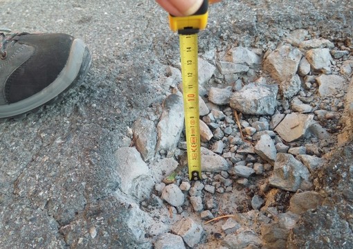 Triora: turista cade per una buca sull'asfalto, si conferma nuovamente il degrado sulla SP 548 Triora: turista cade per una buca sull'asfalto, si conferma nuovamente il degrado sulla SP 548