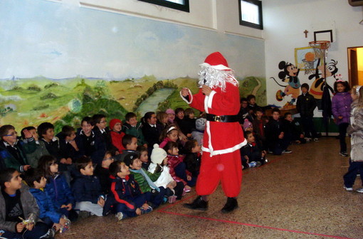 Vallecrosia: anche quest'anno il 'Babbo Natale del minibasket' ha premiato gli allievi della 'Sant'Anna' Vallecrosia: anche quest'anno il 'Babbo Natale del minibasket' ha premiato gli allievi della 'Sant'Anna'