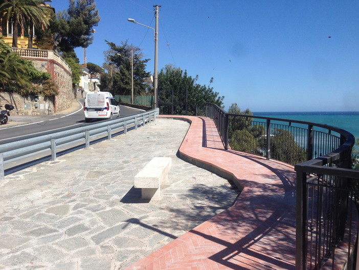 Imperia: messo in sicurezza il belvedere di via Serrati, i lavori si sono conclusi da alcuni giorni, l'area è di nuovo fruibile Imperia: messo in sicurezza il belvedere di via Serrati, i lavori si sono conclusi da alcuni giorni, l'area è di nuovo fruibile