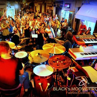 Sanremo: stasera la festa nella Pigna, il concerto di Ferragosto della Sinfonica, i fuochi d’artificio e la discoteca all’aperto dei Black’s Moove Project Sanremo: stasera la festa nella Pigna, il concerto di Ferragosto della Sinfonica, i fuochi d’artificio e la discoteca all’aperto dei Black’s Moove Project