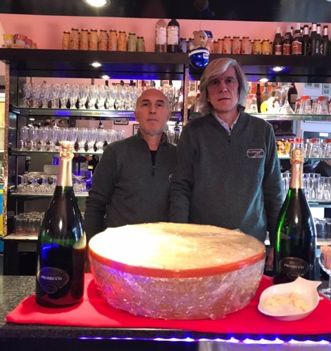 Sanremo: come da tradizione al bar La Scaletta gli auguri di Natale con un aperitivo e la classica forma di formaggio