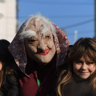 Sanremo: grande successo in piazza Colombo per la 'Befana' dei Vigili del Fuoco con i Lions (Foto)