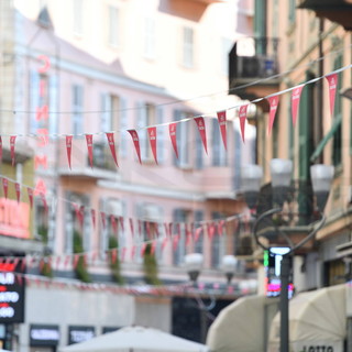 Sanremo si è già colorata di rosa per il 'Giro d'Italia': migliaia di bandierine in via Matteotti (Foto) Sanremo si è già colorata di rosa per il 'Giro d'Italia': migliaia di bandierine in via Matteotti (Foto)