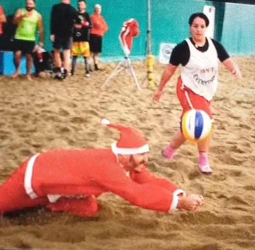 Beach Volley. Allegria e divertimento dal Babbo Natale griffato GV Sport Beach Volley. Allegria e divertimento dal Babbo Natale griffato GV Sport