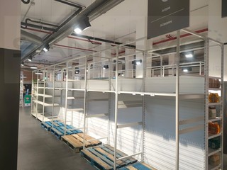 Gli scaffali di un supermercato vuoti Gli scaffali di un supermercato vuoti