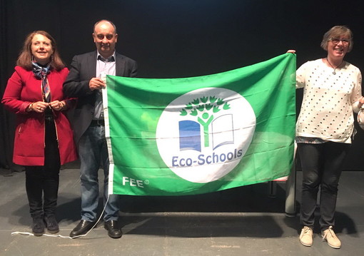 Con orto didattico e raccolta differenziata gli alunni di San Lorenzo al Mare ottengono la bandiera verde Con orto didattico e raccolta differenziata gli alunni di San Lorenzo al Mare ottengono la bandiera verde