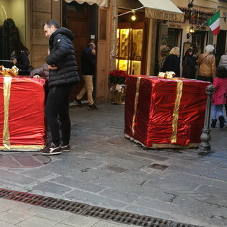Sanremo: è stato un uomo ieri mattina alle 4.45 a distruggere i 'pacchi' tra via palazzo e via Feraldi