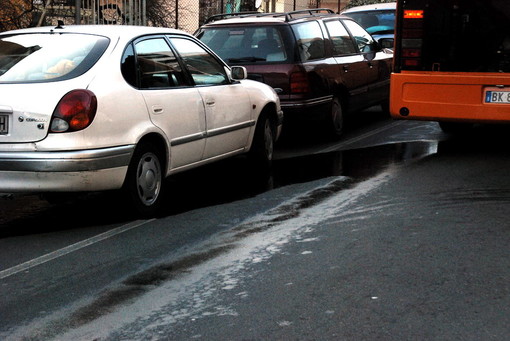 Sanremo: perdita d'olio di un bus in via Martiri, che viene chiusa al traffico