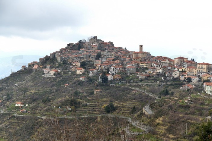 Bajardo scommette sul turismo sostenibile: il Comune aderisce al progetto “Attorno ai Castellari”