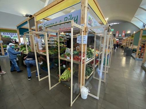 Il banco ‘Simona &amp; Ricky’ con le barriere in plexiglas