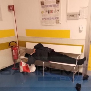 Bordighera: uomo senza fissa dimora dorme e fa i suoi bisogni davanti a tutti al 'Saint Charles', l'Asl "Stiamo facendo il possibile" (Foto)
