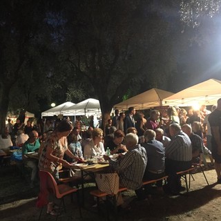 Divertimento e gusto saranno i protagonisti principali ai Giardini Lowe in via Vittorio Veneto a Bordighera con un programma all’insegna dell’enogastronomia