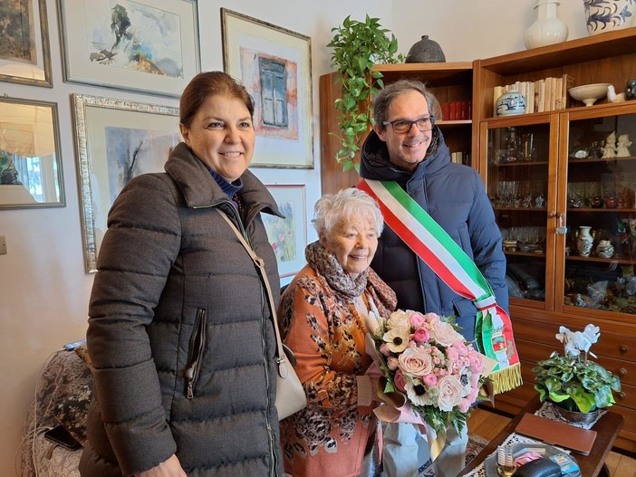 Compie 100 anni, Bordighera festeggia Benedetta Teresa Oliva Compie 100 anni, Bordighera festeggia Benedetta Teresa Oliva