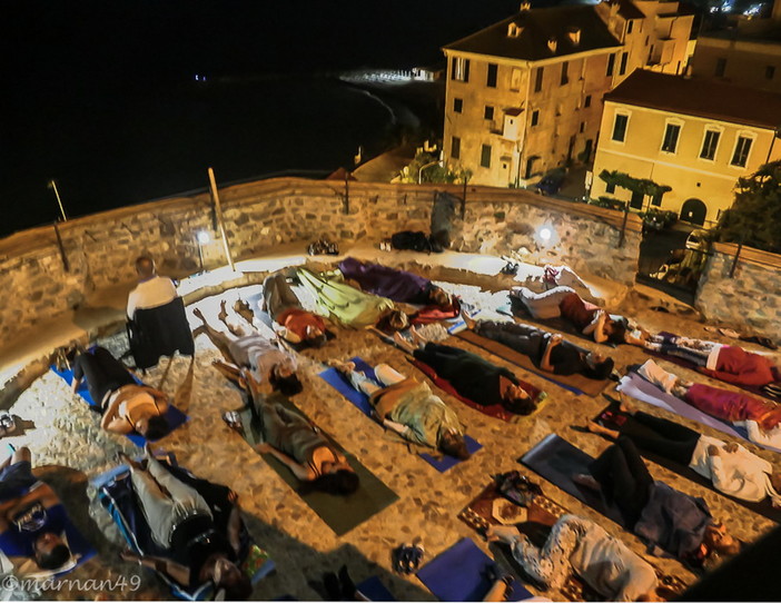 Cervo: ieri sera un 'happening' di musico terapia al Bastione di Mezzodì, le foto di Marcello Nan