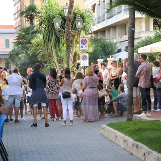 Bordighera: termina oggi il 'Book Festival', anche ieri un 'fiume' di persone ha invaso corso Italia (Foto) Bordighera: termina oggi il 'Book Festival', anche ieri un 'fiume' di persone ha invaso corso Italia (Foto)