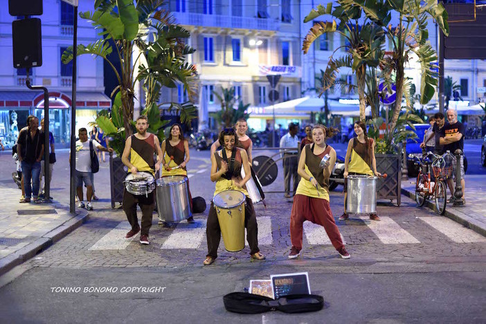 Sanremo: spettacolo ed emozioni ieri sera in centro con la banda spagnola di strada Bekhanda