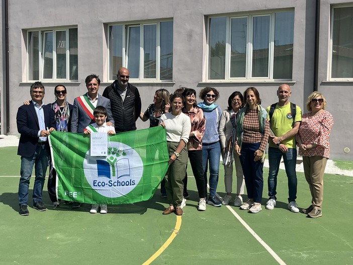 Salvaguardia dell’ambiente, Bandiera Verde Eco-Schools alla primaria di Camporosso Mare (Foto)