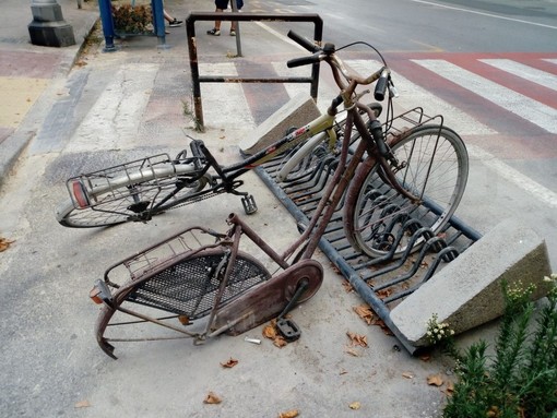Sanremo: biciclette abbandonate su una rastrelliera in corso Orazio Raimondo, brutto biglietto da visita (Foto)