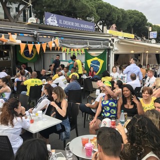 I tifosi verdeoro in un bar di Porto Vecchio