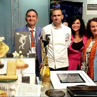 È Marco Zacchello, dal Veneto, il vincitore della seconda edizione del Gran Premio del Formaggiaio organizzato dalla Guilde Internationale des Fromagers al B2Cheese di Bergamo È Marco Zacchello, dal Veneto, il vincitore della seconda edizione del Gran Premio del Formaggiaio organizzato dalla Guilde Internationale des Fromagers al B2Cheese di Bergamo