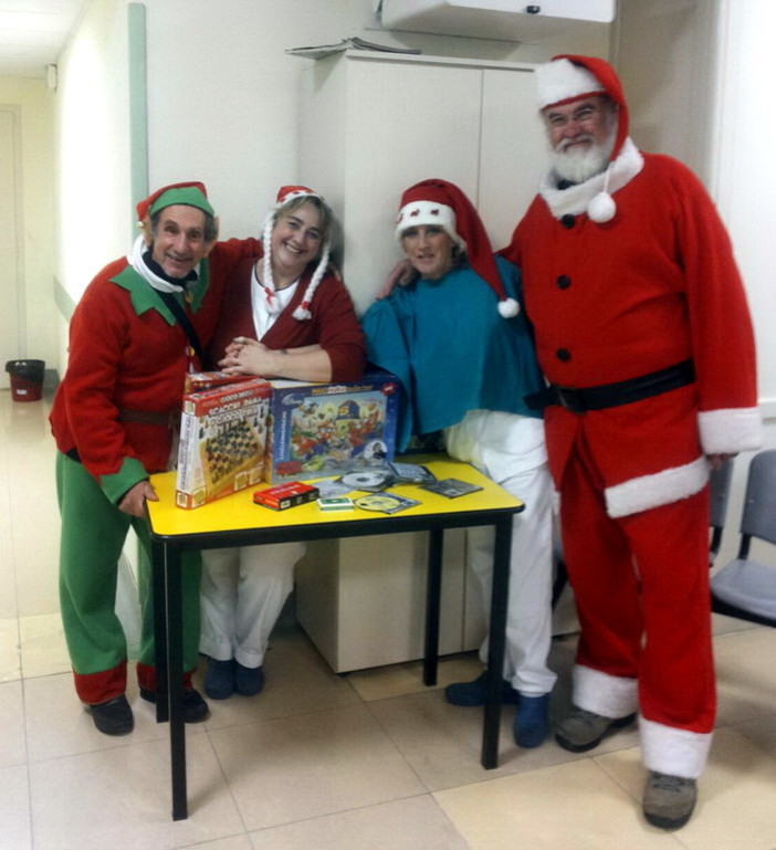 Imperia: ieri la sorpresa per i pazienti di psichiatria con Babbo Natale ed il suo Elfo, festa e doni per tutti Imperia: ieri la sorpresa per i pazienti di psichiatria con Babbo Natale ed il suo Elfo, festa e doni per tutti