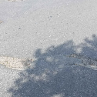 Buca in Strada Solaro, la nuova segnalazione di un lettore: "Situazione invariata da due mesi" Buca in Strada Solaro, la nuova segnalazione di un lettore: "Situazione invariata da due mesi"