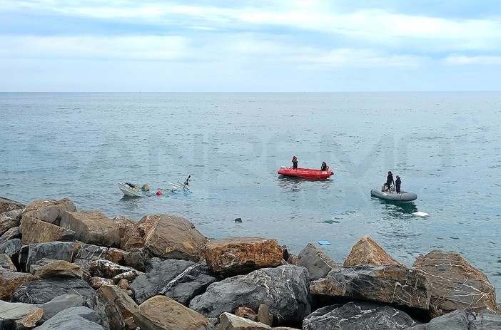 Sanremo: affonda con una barca da pesca dietro al molo lungo, salvato da un giovane e dalla Guardia Costiera (Foto) Sanremo: affonda con una barca da pesca dietro al molo lungo, salvato da un giovane e dalla Guardia Costiera (Foto)