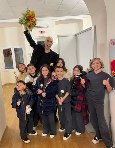 Vallecrosia al Festival, i bambini del Modern Music Institute si esibiscono sul palco dell’Ariston con Mr. Rain (Foto) Vallecrosia al Festival, i bambini del Modern Music Institute si esibiscono sul palco dell’Ariston con Mr. Rain (Foto)