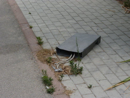 Sanremo: telecamere e vandali sulla pista ciclabile, le domande e le foto di un nostro lettore