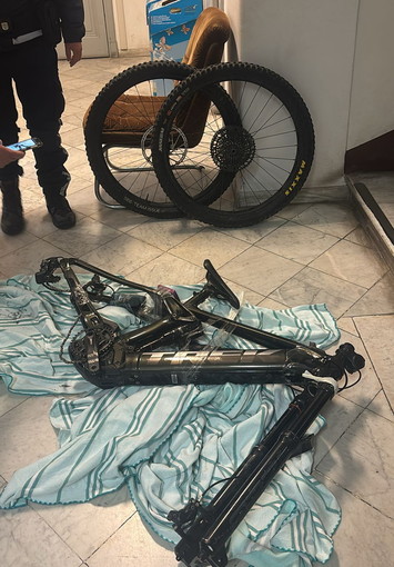 Sanremo: ruba una bici elettrica di grande valore ad un minore, la Municipale lo ferma e scopre un traffico verso il Marocco (Foto)