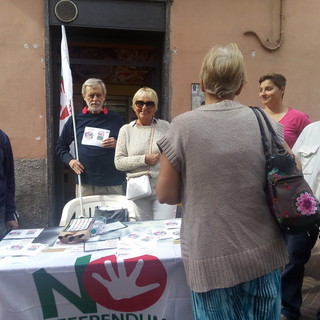 Imperia: ieri a Porto Maurizio il primo banchetto della campagna di informazione per il 'No' al Referendum Imperia: ieri a Porto Maurizio il primo banchetto della campagna di informazione per il 'No' al Referendum