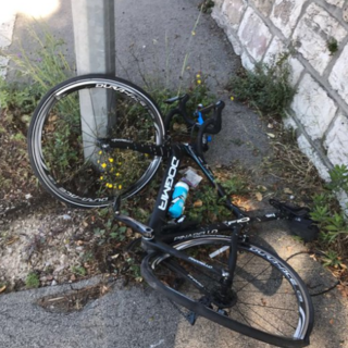 La bicicletta di Chris Froome dopo l'incidente (foto da Twitter)