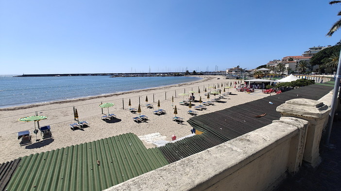 Sanremo: cade nell'intercapedine delle cabine degli stabilimenti balneari in corso Trento Trieste, 25enne in gravi condizioni Sanremo: cade nell'intercapedine delle cabine degli stabilimenti balneari in corso Trento Trieste, 25enne in gravi condizioni