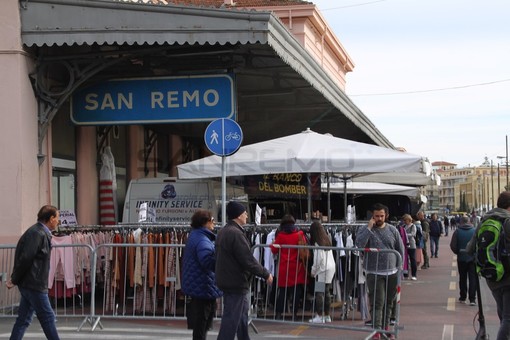 I banchi del mercato dalla ex stazione