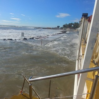 Sanremo: distrutti dalla forza del mare e del vento i bagni 'Lido Fontana' sull'Imperatrice (Foto)