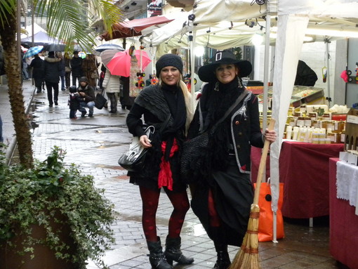 Arma Taggia: successo per le bancarelle gastronomiche per la Festa della Befana