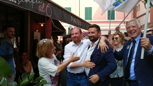 Ventimiglia: parata in città per il neo sindaco Flavio Di Muro, l'abbraccio con l'avversario e la festa (Foto e Video) Ventimiglia: parata in città per il neo sindaco Flavio Di Muro, l'abbraccio con l'avversario e la festa (Foto e Video)