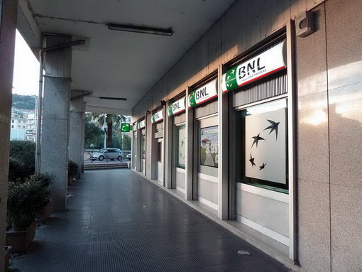 Imperia: è di dodicimila euro il bottino della rapina di oggi alla Bnl di via della Repubblica Imperia: è di dodicimila euro il bottino della rapina di oggi alla Bnl di via della Repubblica