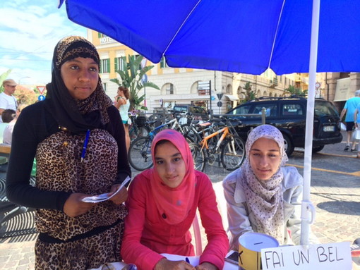 Un banchetto per aiutare i bambini della Palestina: tre ragazze marocchine in piazza Colombo a Sanremo Un banchetto per aiutare i bambini della Palestina: tre ragazze marocchine in piazza Colombo a Sanremo