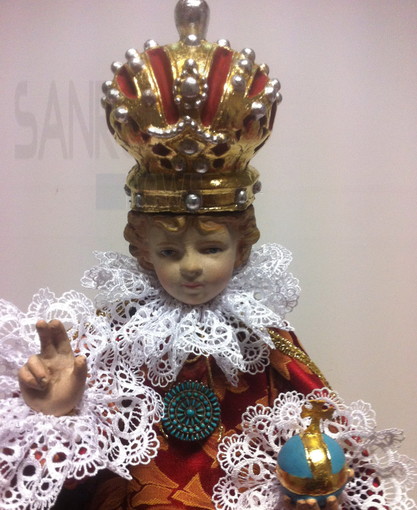 Dopo la consegna durante la Messa di Natale il Bambin Gesù di Praga nella Comunità di Bajardo Dopo la consegna durante la Messa di Natale il Bambin Gesù di Praga nella Comunità di Bajardo