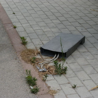 Sanremo: telecamere e vandali sulla pista ciclabile, le domande e le foto di un nostro lettore