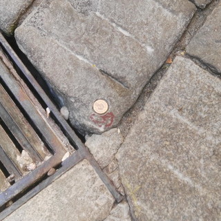 Sanremo: iniziato questa mattina il lavoro di posa delle borchie per la delimitazione dei dehor in piazza Eroi Sanremesi